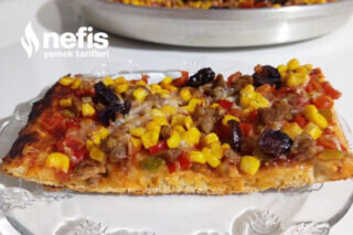 Bir Dilim Asla Yetmeyecek! Bol Etli Ev Yapımı Pizza Tarifi Bir Dilim Asla Yetmeyecek! Bol Etli Ev Yapımı Pizza Tarifi